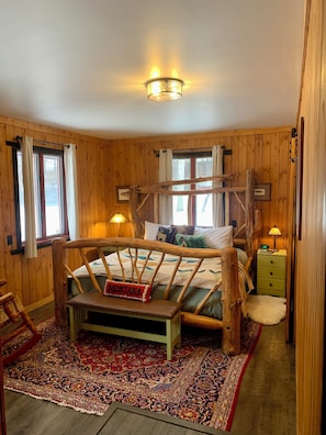 2 bedrooms, desk, iron/ironing board, travel cot - “Amazing”! “Relaxing and Peaceful” Cabin. "A Montana Treasure"! (Helena)