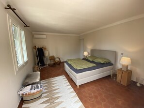 2 soverom, safe på rommet, skrivebord og strykejern/-brett