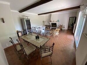 Smart TV, fireplace, DVD player, ping pong - La Jassine - Villa Grimaud at walking distance from the village, swimming pool, air conditioning, parking (Grimaud)