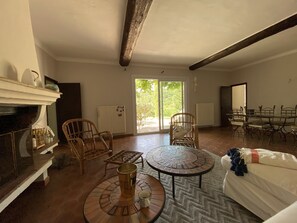 Smart TV, fireplace, DVD player, ping pong