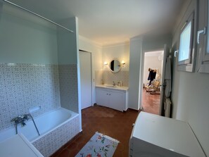 Kombinert dusj/badekar, hårføner, bidé og håndklær