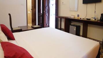 Luxury Double Room | 1 bedroom, desk, iron/ironing board, free WiFi