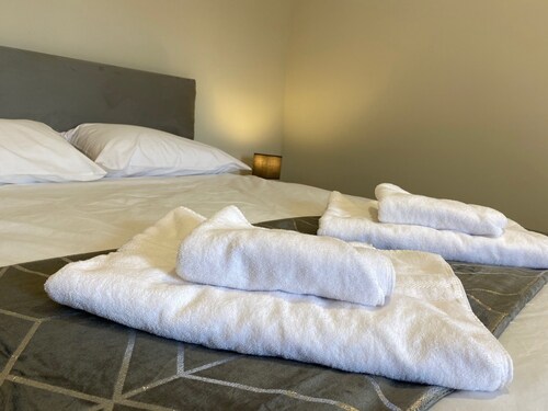 Two Brickground Large Victorian Cottage With Beautiful Garden