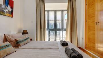 4 bedrooms, desk, iron/ironing board, travel crib