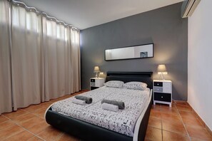 4 chambres, bureau, fer et planche à repasser, lit parapluie