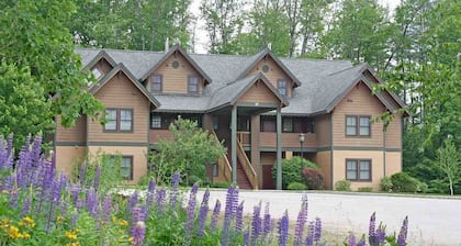 Beautiful Condominium at Castle Hill Resort, 10 Minutes from Okemo Ski Resort