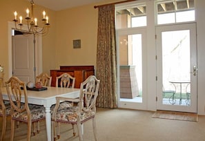 Dining - Beautiful Condominium at Castle Hill Resort, 10 Minutes from Okemo Ski Resort (Cavendish)
