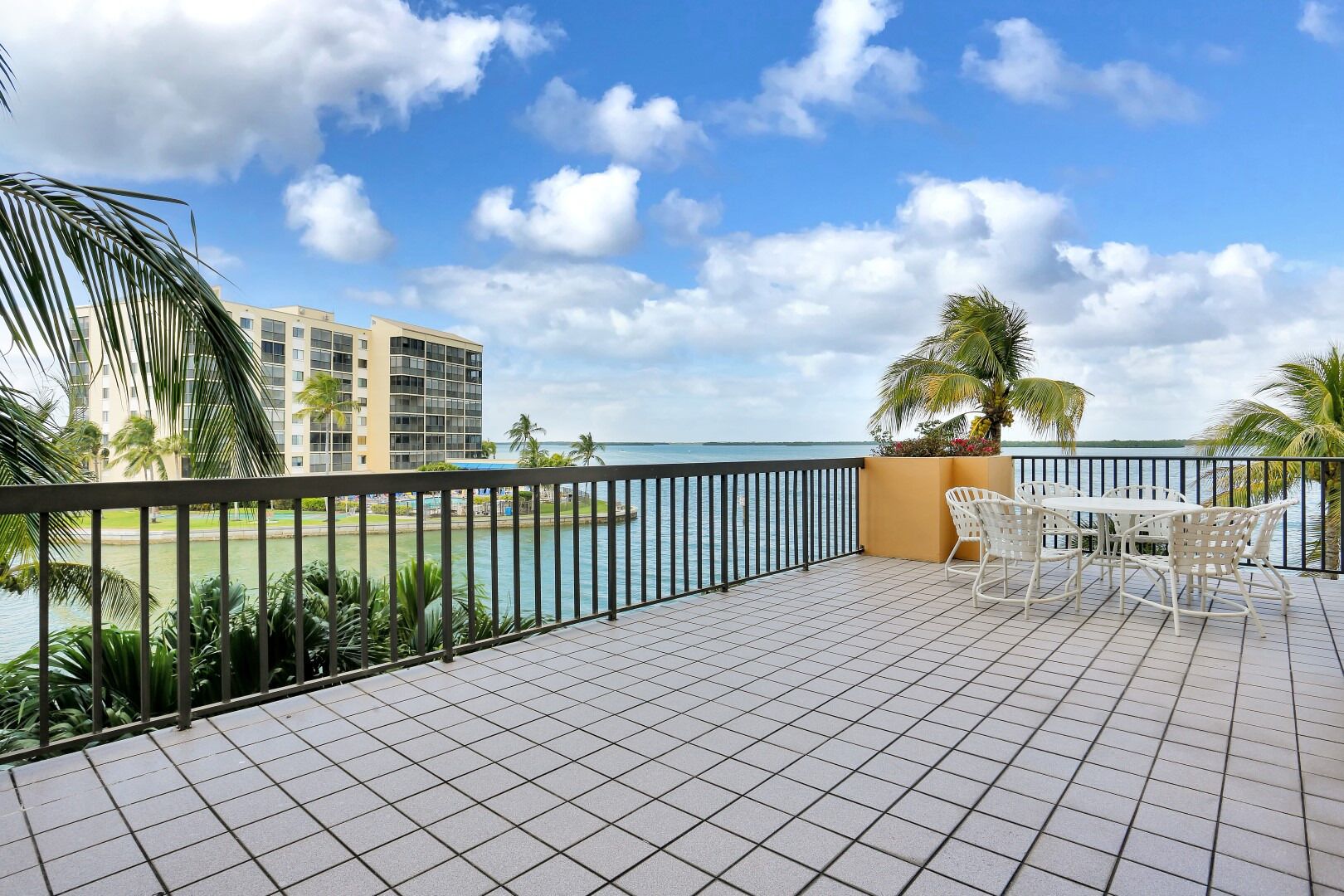 Harbor Point: 2BR, Balcony, & Modern Comfort