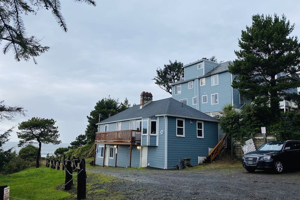 RUSTIC, COZY SPECTACULAR OCEAN VIEW 1 BEDR. SUITE W/KITCHEN&WOOD BURN. FIREPLACE