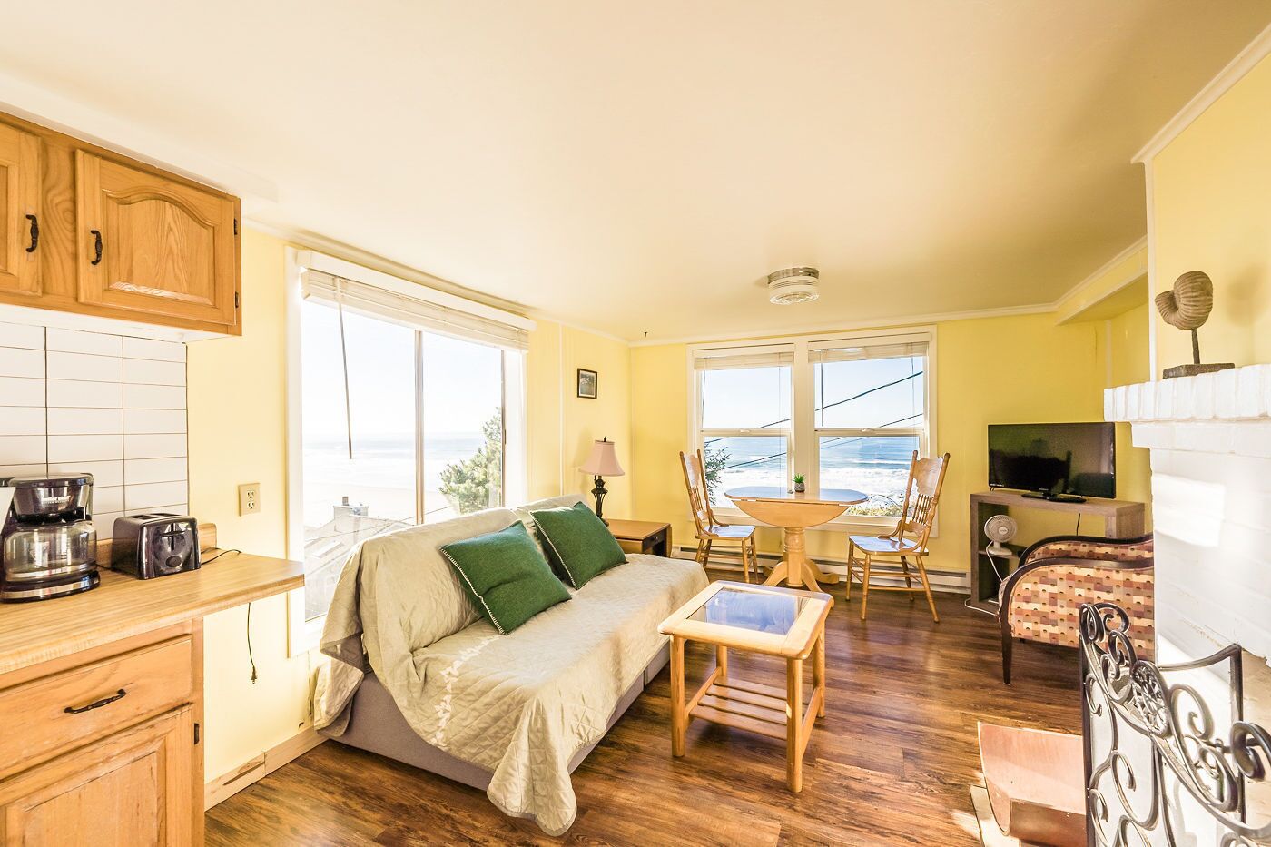 RUSTIC, COZY SPECTACULAR OCEAN VIEW 1 BEDR. SUITE W/KITCHEN&WOOD BURN. FIREPLACE