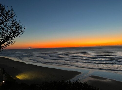 RUSTIC, COZY SPECTACULAR OCEAN VIEW 1 BEDR. SUITE W/KITCHEN&WOOD BURN. FIREPLACE