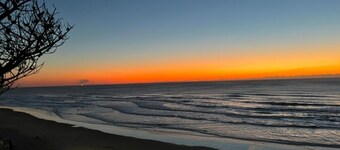 RUSTIC, COZY SPECTACULAR OCEAN VIEW 1 BEDR. SUITE W/KITCHEN&WOOD BURN. FIREPLACE