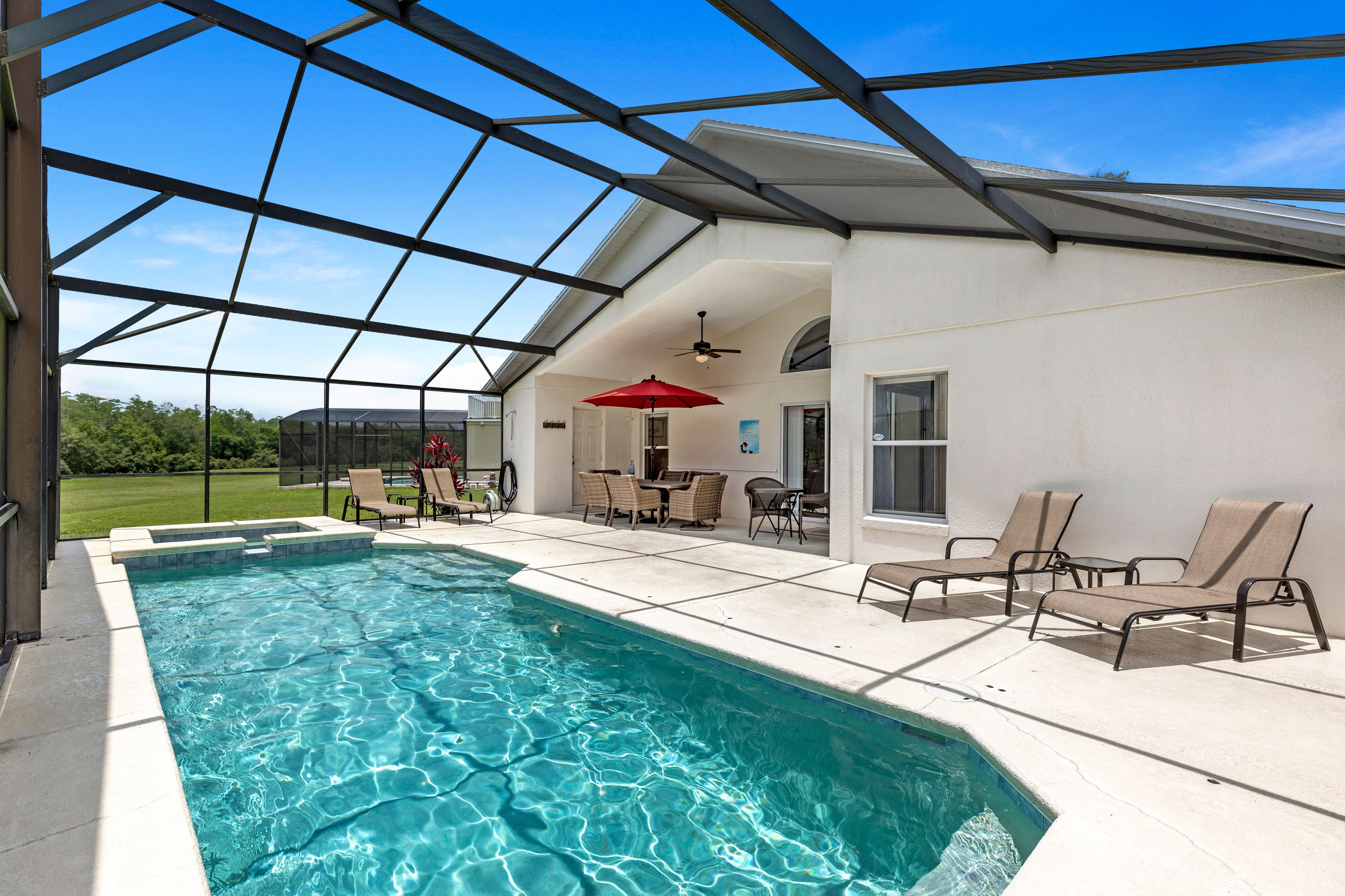 Utendørsbasseng og et oppvarmet basseng