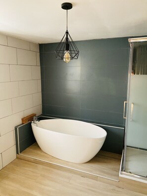 Bañera con ducha, secador de pelo, toallas, jabón