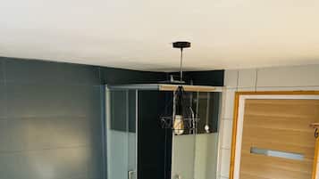 Ensemble douche/baignoire, sĂšche-cheveux, serviettes fournies, savon