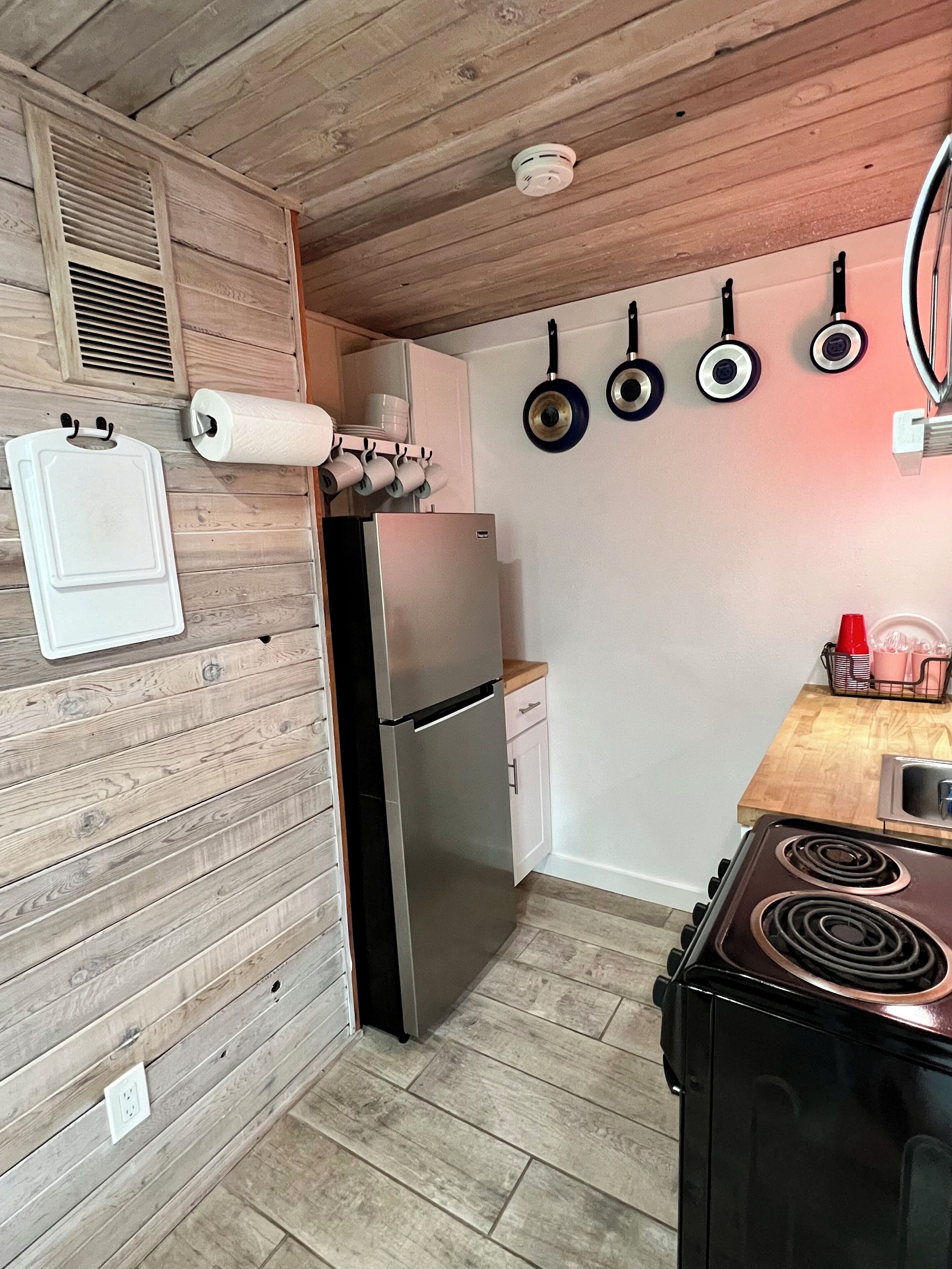 Køleskab, mikrobølgeovn, ovn, kogeplade