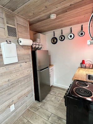 Fridge, microwave, oven, stovetop - Waterfront suite, Dogs are cool! no pet fee! (St. Augustine)