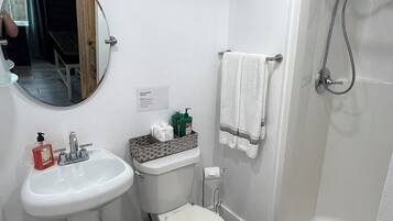 Een douche, een haardroger, handdoeken, zeep