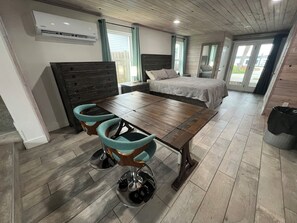 1 bedroom, free WiFi, bed sheets - Waterfront suite, Dogs are cool! no pet fee! (St. Augustine)