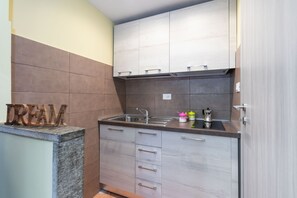 Frigorifero, microonde, pentole/stoviglie/utensili, tavolo da pranzo