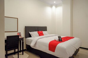 A hotel room with a bed, a desk, and a chair. - Reddoorz @ Jalan Wonosari Km.9 (Yogyakarta)