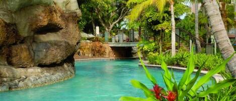 Alberca al aire libre y alberca climatizada