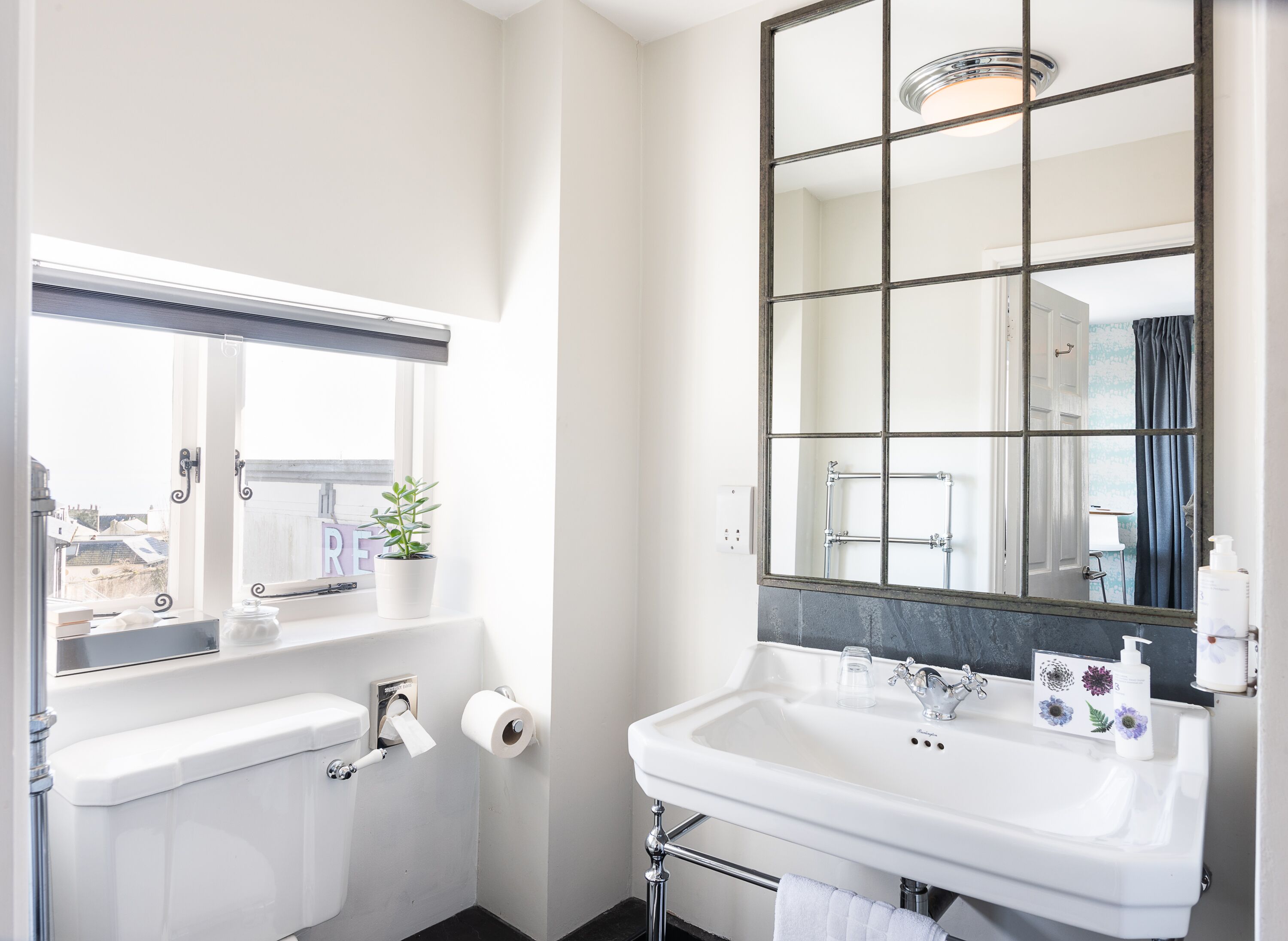 executive double room, ensuite (ammonite room) | bathroom