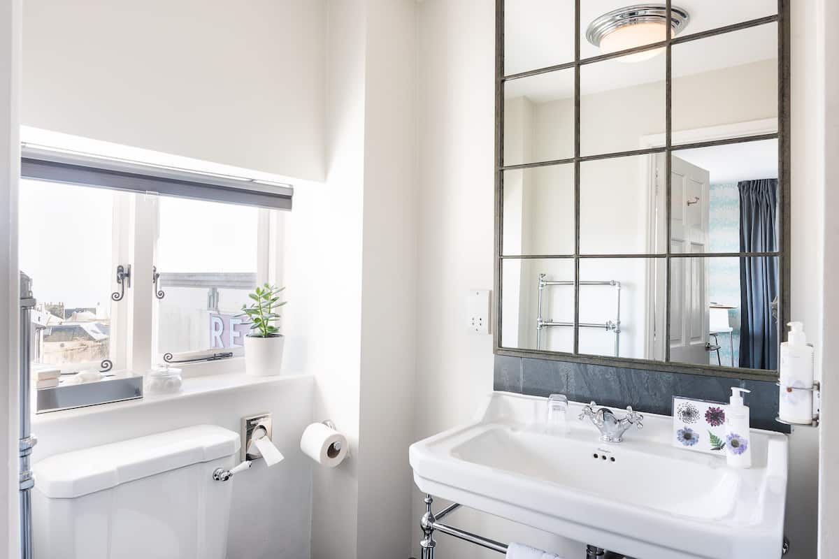 executive double room, ensuite (ammonite room) | bathroom