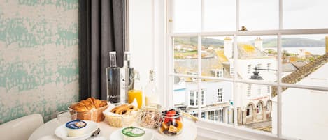Executive Double Room, Ensuite (Ammonite Room) | Food and drink