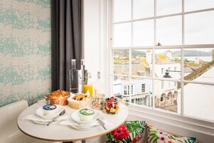 Executive Double Room, Ensuite (Ammonite Room) | Food and drink