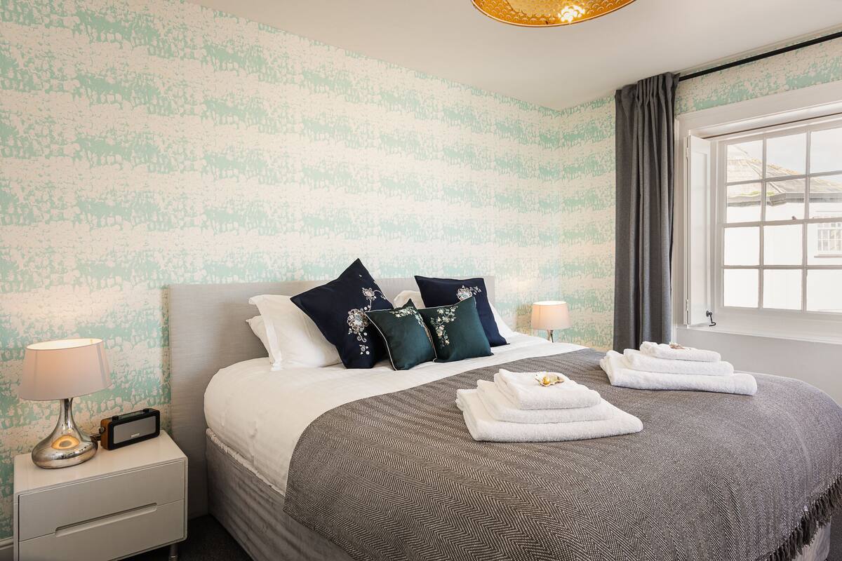 executive double room, ensuite (ammonite room) | 1 bedroom, free wifi