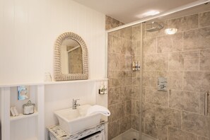 Doppelzimmer, mit Bad (Standard Room ) | Badezimmer | Hausschuhe