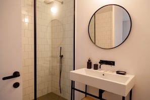 Shower, hair dryer, towels, shampoo