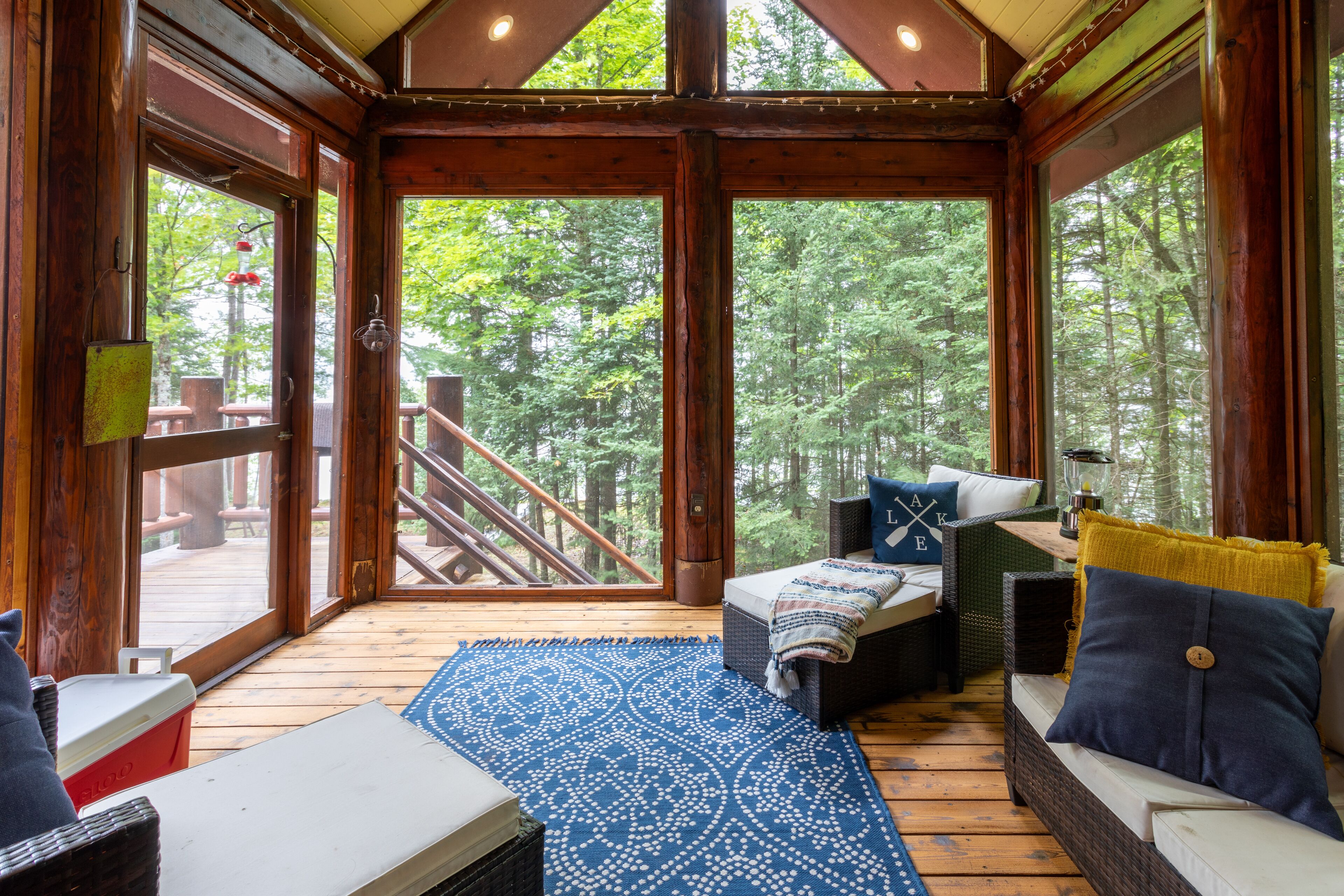 Älytelevisio, pöytäjalkapallopöytä, kirjoja, stereot