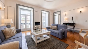 TV - Classic & Super Central Apartment by LovelyStay (Encarnação)