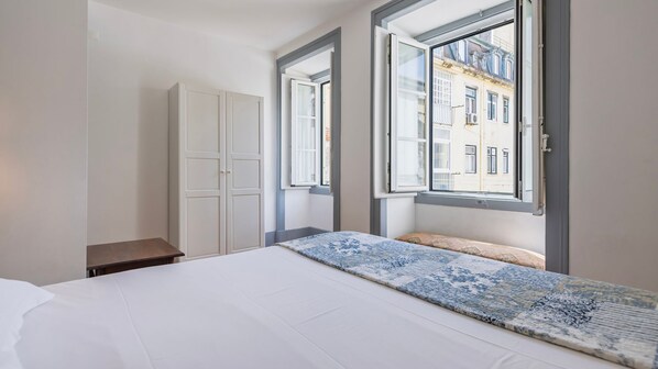 2 bedrooms, iron/ironing board, free WiFi, bed sheets - Classic & Super Central Apartment by LovelyStay (Encarnação)