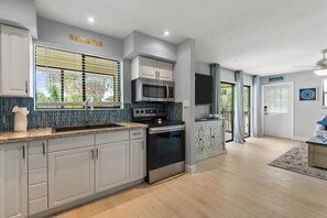 Refrigerador, microondas, horno y parrilla de estufa