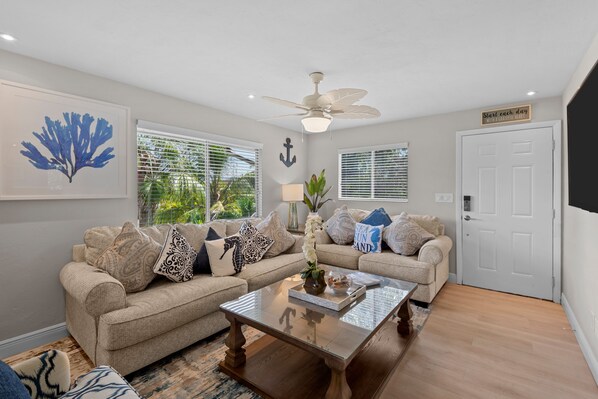 Living area - The Tequila Sunrise at Lazy Way (Fort Myers Beach)