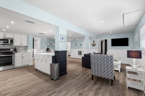 Fridge, microwave, oven, stovetop - The Bahama Breeze at the Anchorage (Fort Myers Beach)