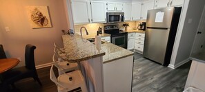 冷蔵庫、電子レンジ、オーブン、コンロ