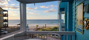 Un balcón con vistas a la playa y al océano.