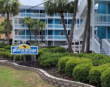 The Beach House is a short walk to the Garden City Pier.