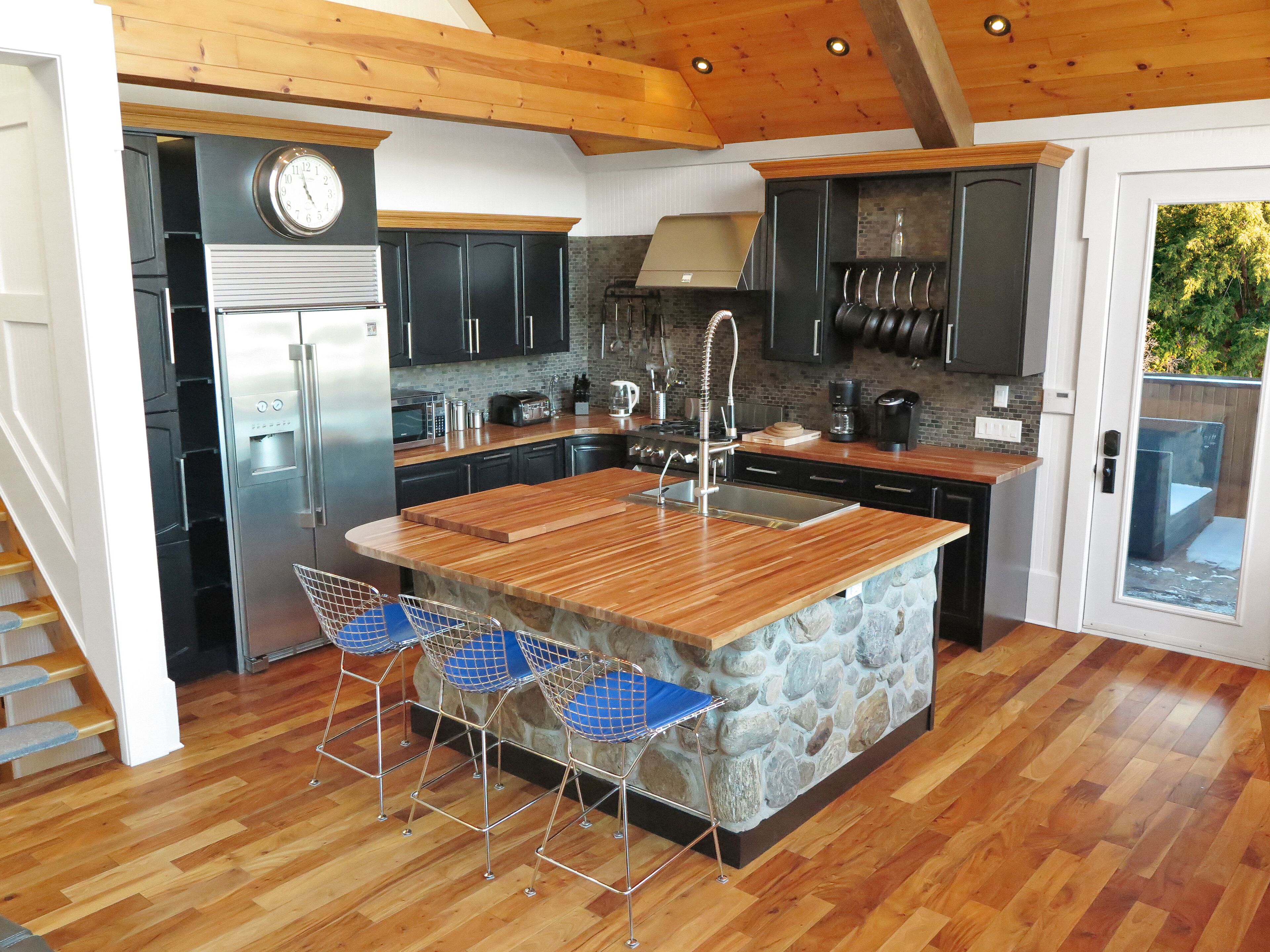 Lakefront Luxury Muskoka Cottage | Hot Tub, Bunk House & Games Room