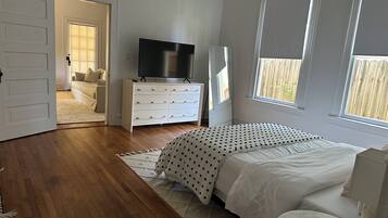 4 bedrooms, desk, travel crib, free WiFi