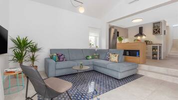 Een smart-tv en een open haard