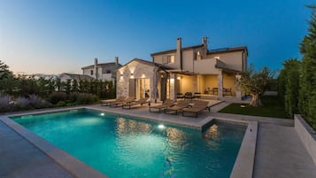 Een buitenzwembad, een verwarmd zwembad