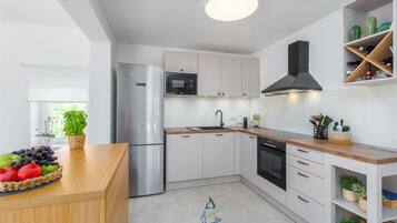 Een koelkast, een magnetron, een oven, een kookplaat