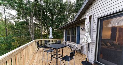 Driftless Area Country House: large deck, spring fed creek, Amish area