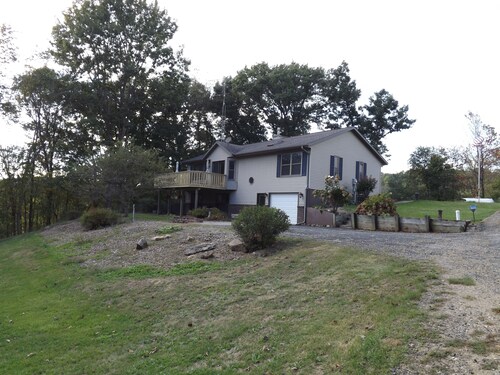 Driftless Area Country House: large deck, spring fed creek, Amish area   