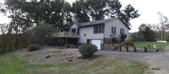 Driftless Area Country House: large deck, spring fed creek, Amish area   